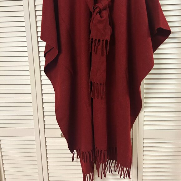 New. 100% Wool Poncho/Cape with Scarf: One Size - Picture 4 of 13